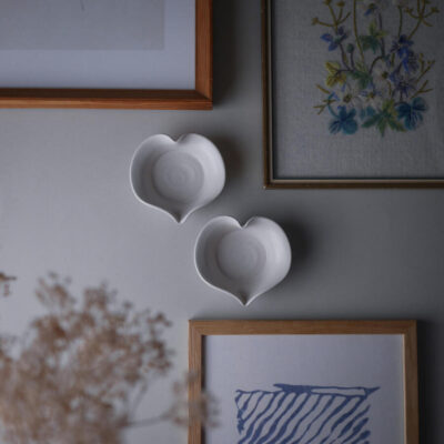 Hvide Keramikhjerter til Væggen, 2 stk.
