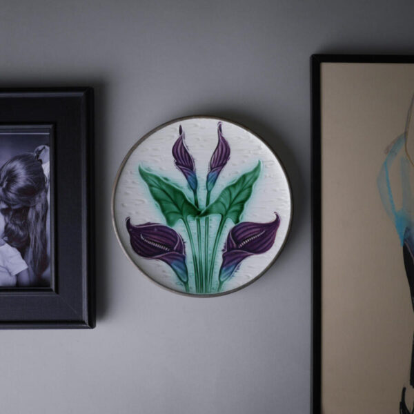 Smuk Platte med Lilla Blomster