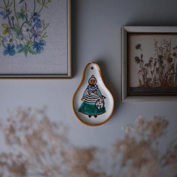 Vintage Relief med Charmerende Dame Motiv