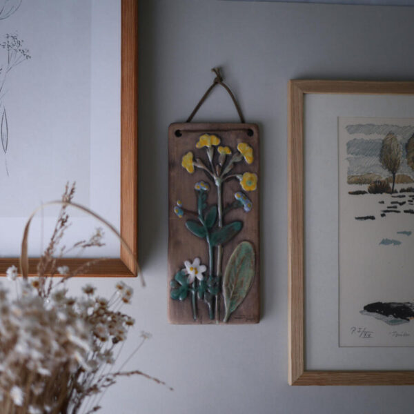 Rustikt Keramikrelief med Gule Blomster