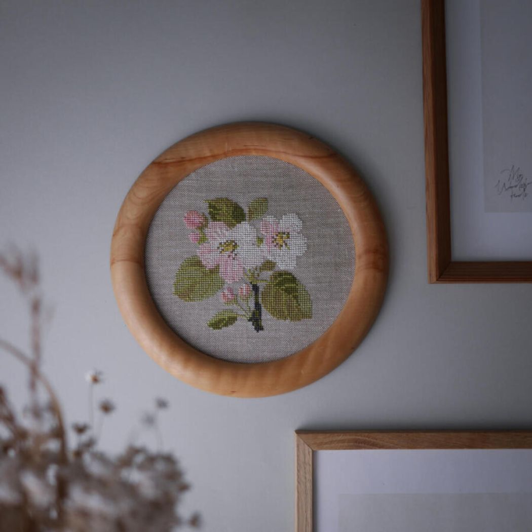 Fint Broderet Blomsterbillede i Ramme