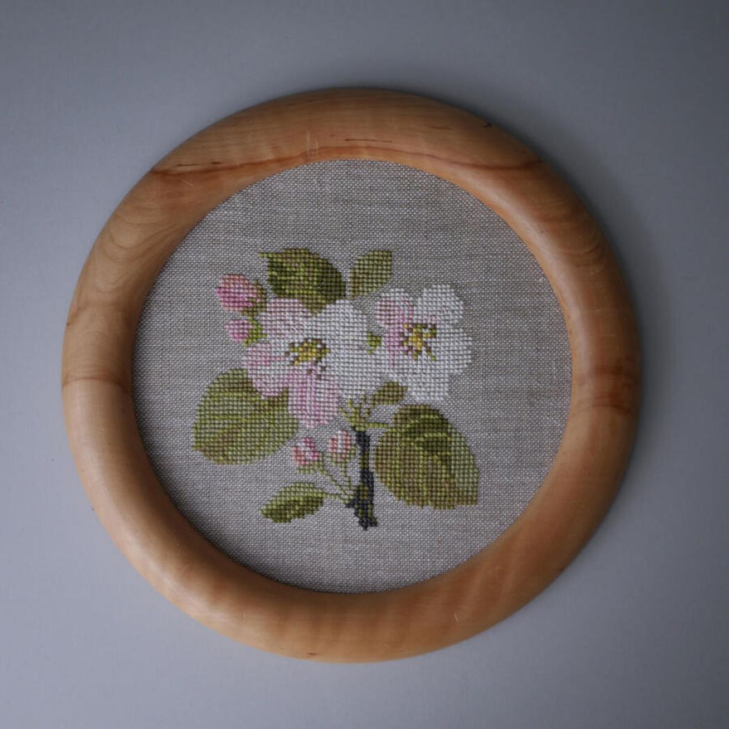 Fint Broderet Blomsterbillede i Ramme 1