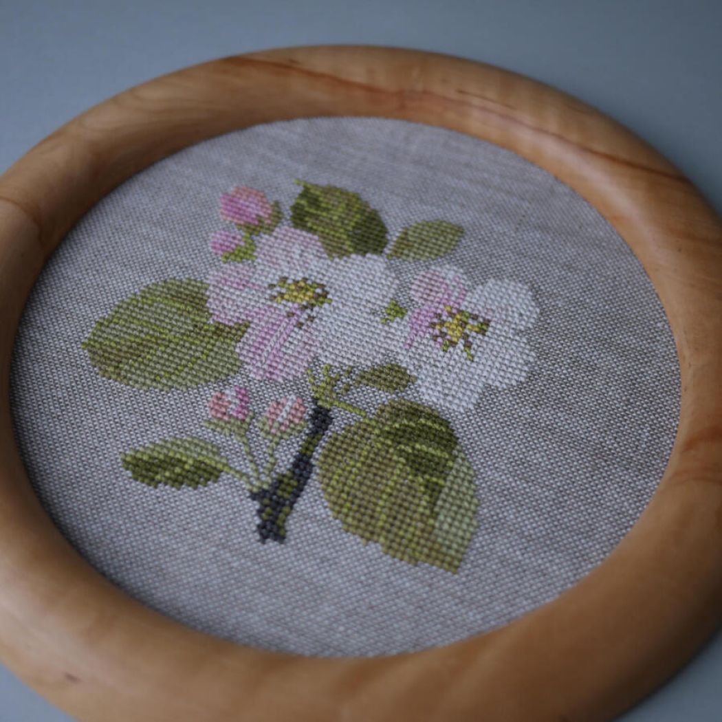 Fint Broderet Blomsterbillede i Ramme 2