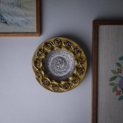 Gul Unika Keramikplatte med Blomsterkant 15