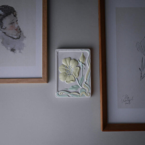 Pastelfarvet Gips Relief med Blomst