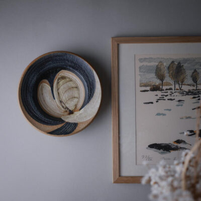 Beige Keramikrelief med Mørkegrønt Motiv