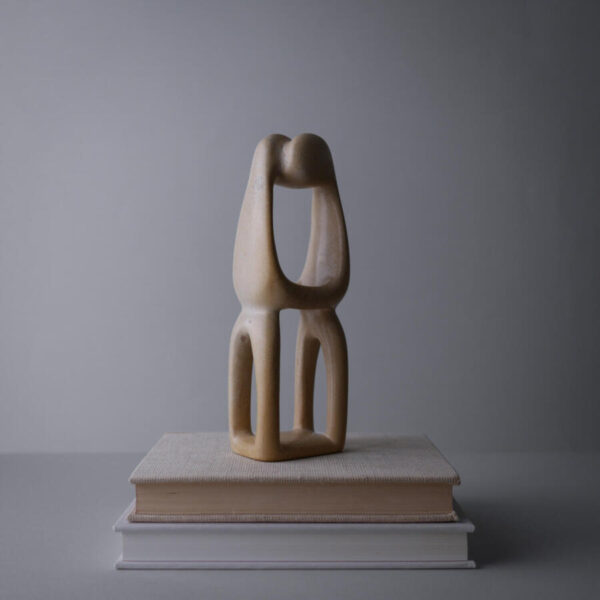 Høj Fedtstensfigur af Omfavnende Par