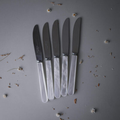 Knive med Hvide Perlemorsskafter, 5 stk.