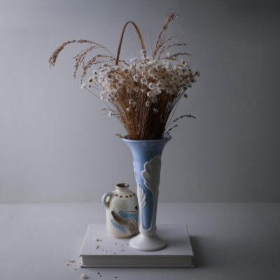 Lyseblå Vase med Smukke Hvide Blade