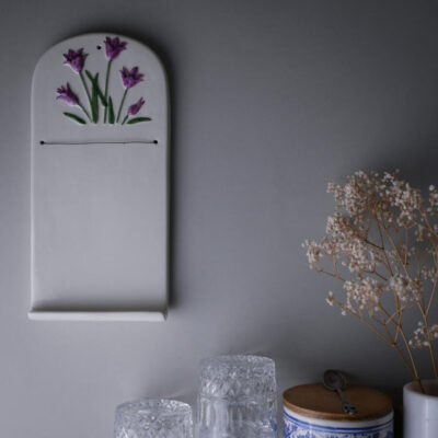 Porcelænstavle med lilla blomster