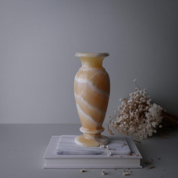 Lys Alabaster vase