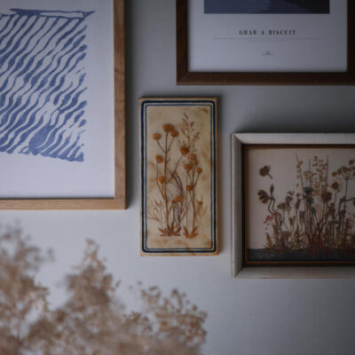 Beige Relief med Ægte Blomster