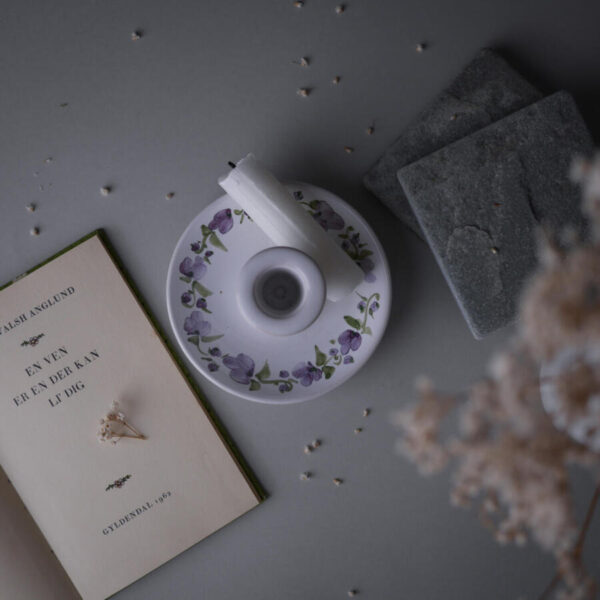 Lysestage med Lilla Blomster