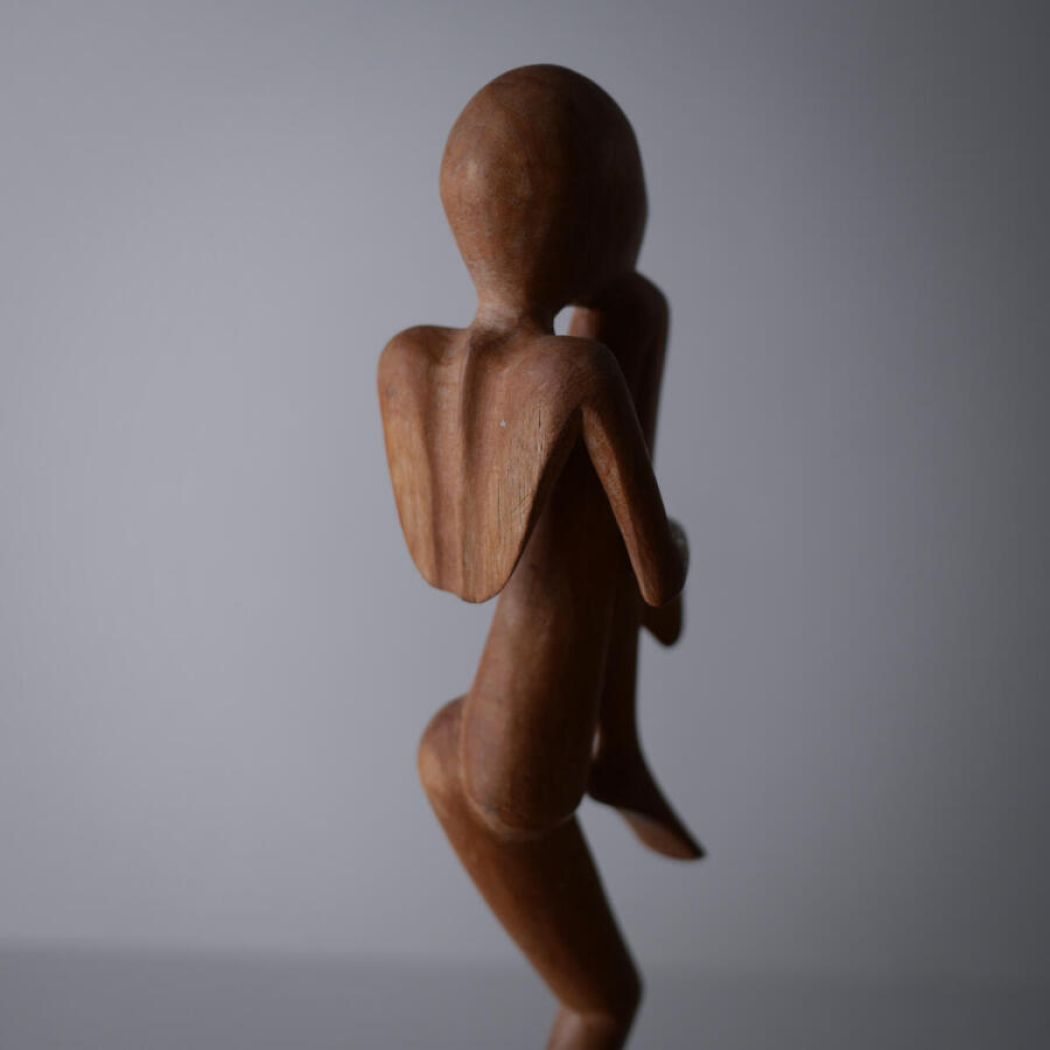 Lys Kunst Figur i Træ