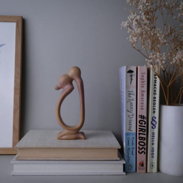 Rosa Fedtstensfigur af Kyssende Par