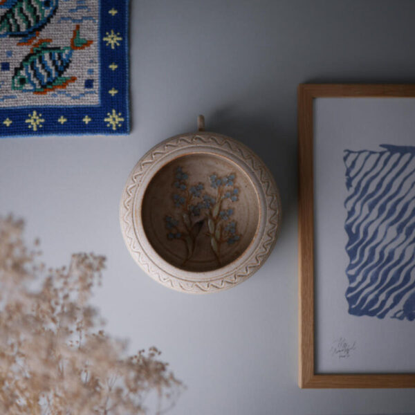 Rund Keramik Vægstage med Blå Blomster