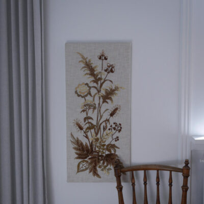 Højt Broderet Blomsterbillede