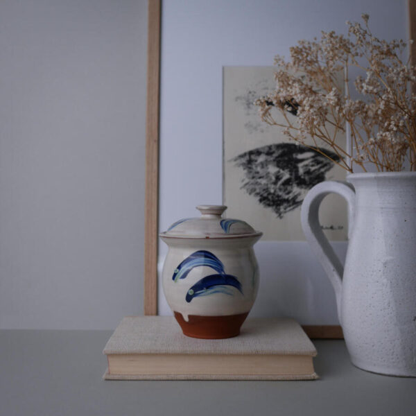 Lys Keramik Lågkrukke med Blå Dekorationer