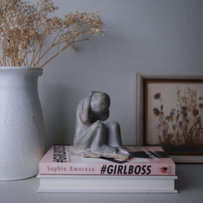Lille Grå Stenfigur
