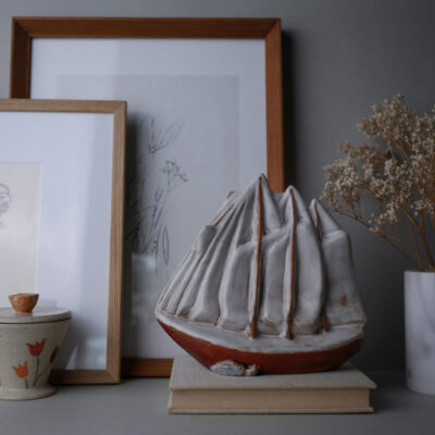 Beige Skib i Keramik