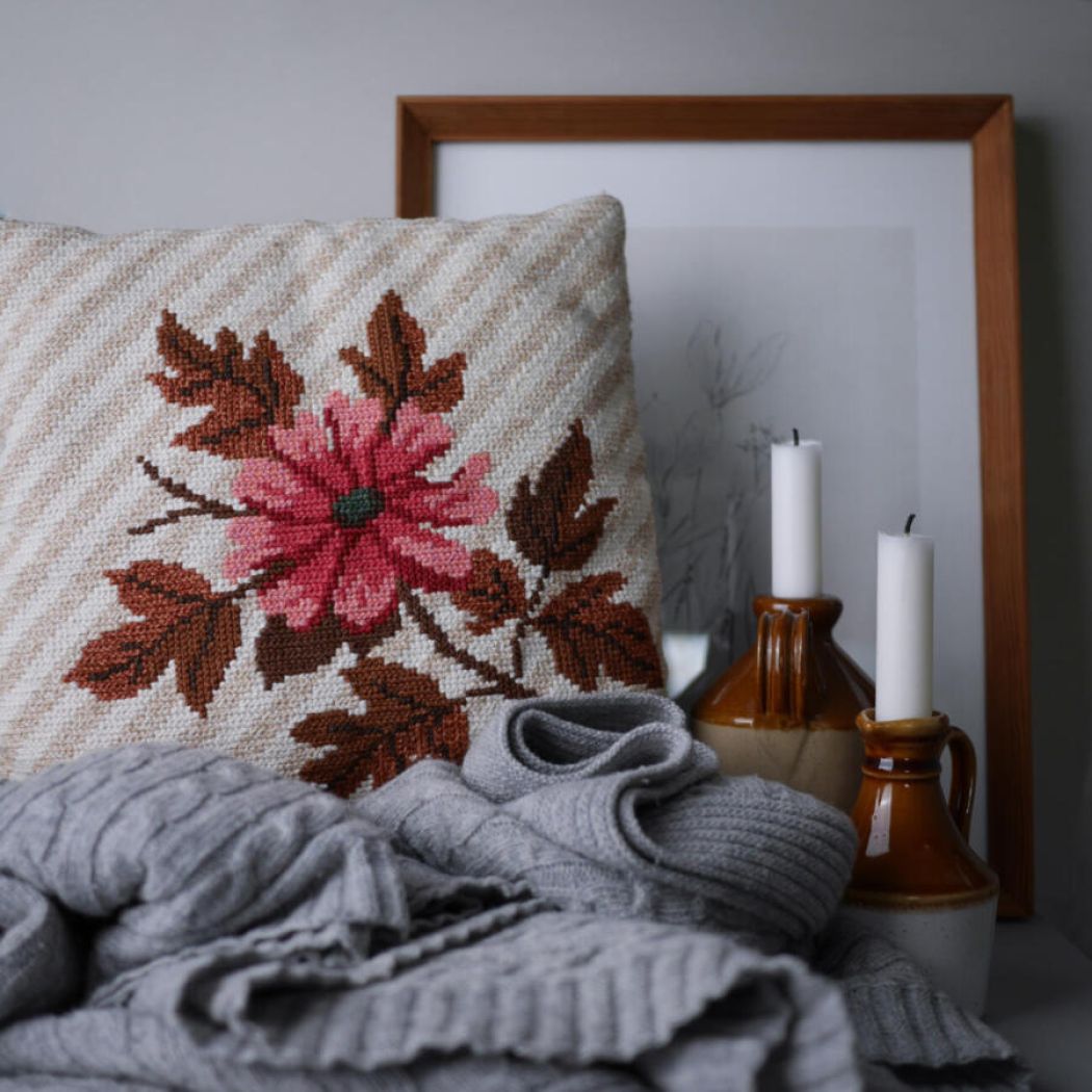 Broderet Pude med Rosa Blomst