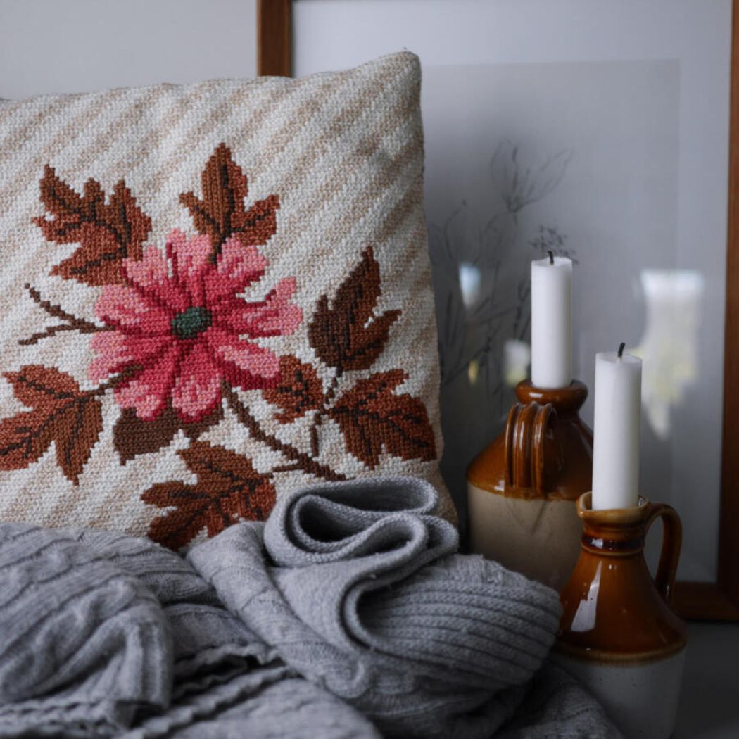 Broderet Pude med Rosa Blomst