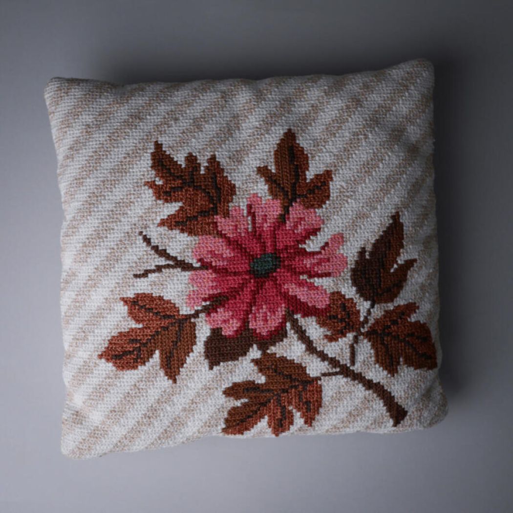 Broderet Pude med Rosa Blomst