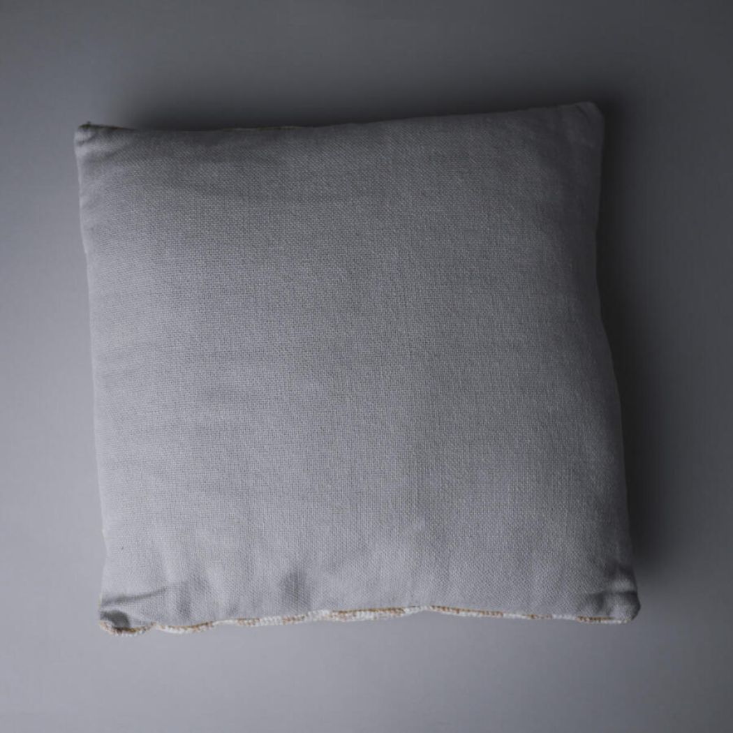 Broderet Pude med Rosa Blomst