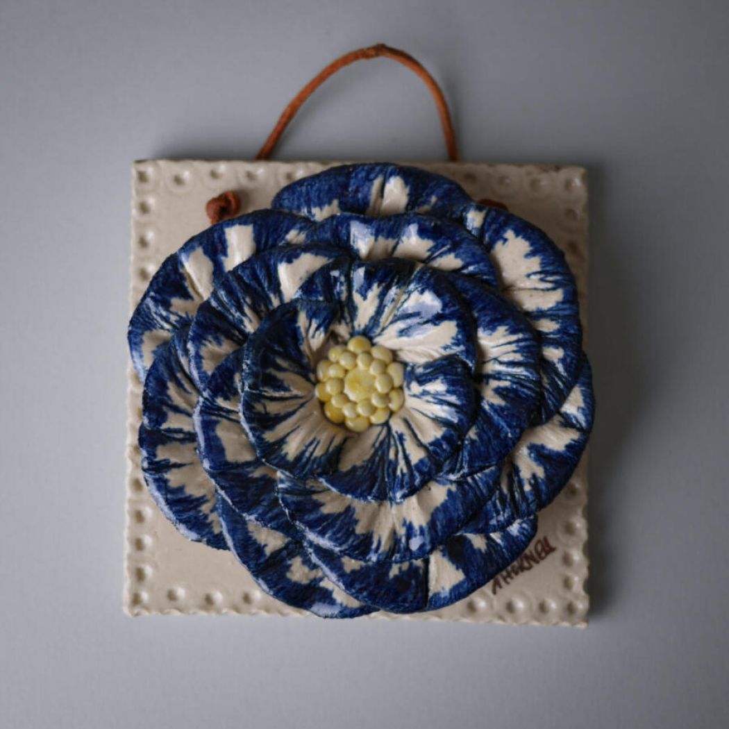 Firkantet Keramikrelief med Blå Blomst 1