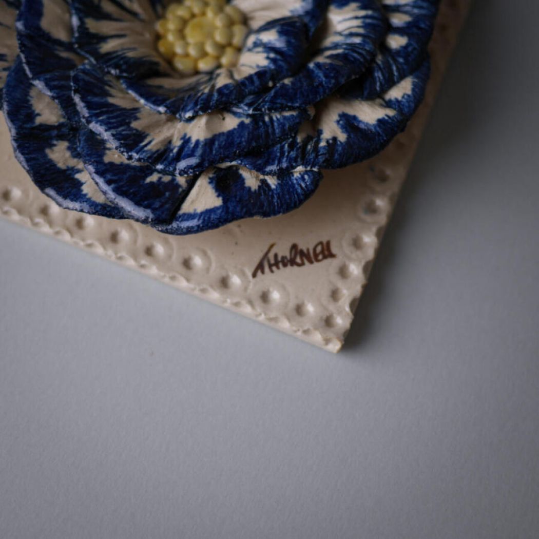 Firkantet Keramikrelief med Blå Blomst 2