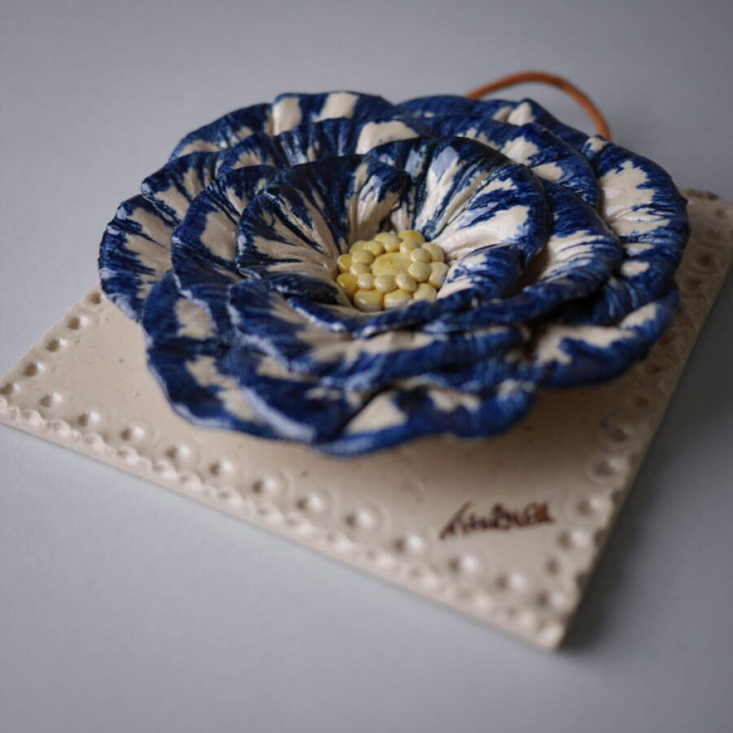 Firkantet Keramikrelief med Blå Blomst 3