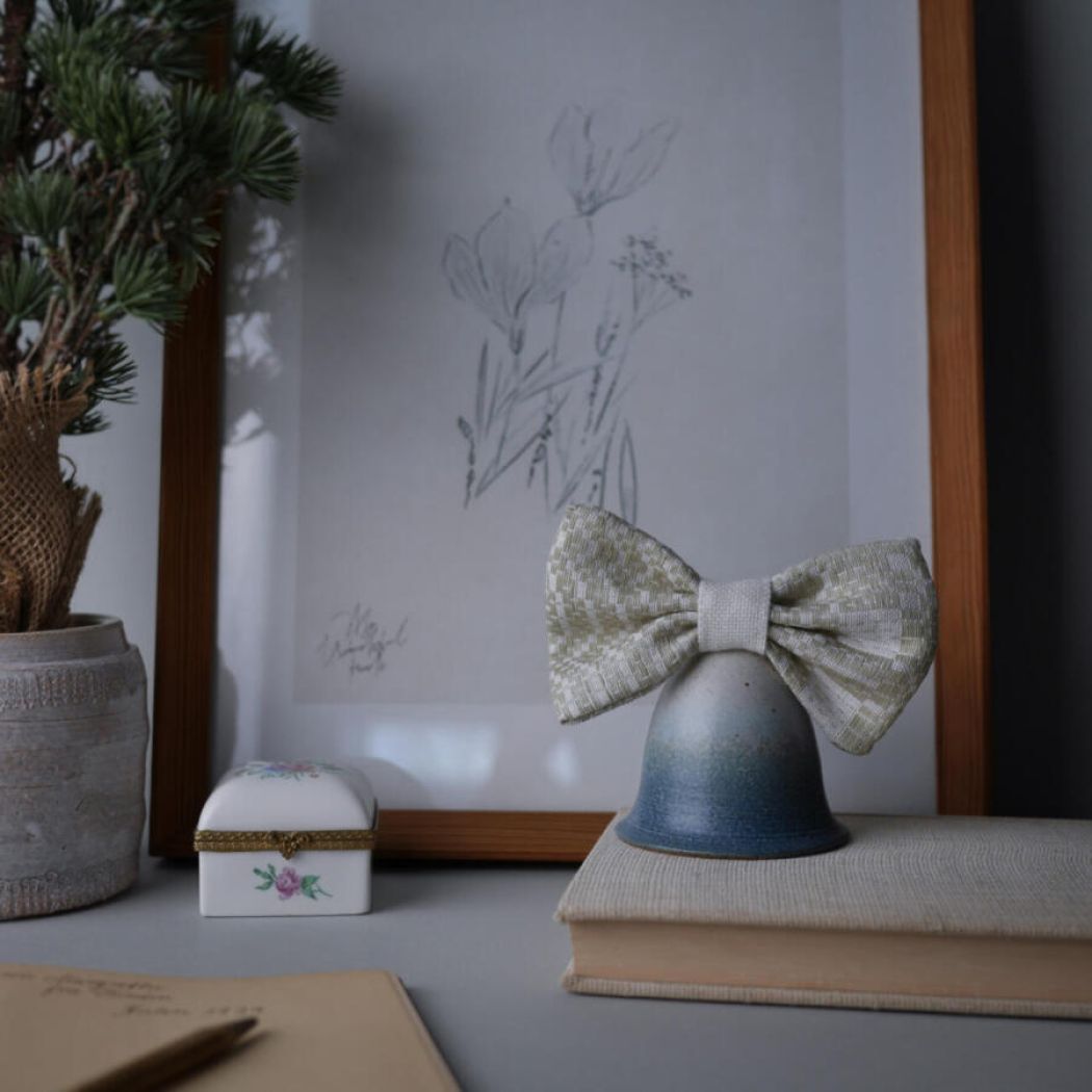 Enkel Blå Keramikklokke med Sløjfe