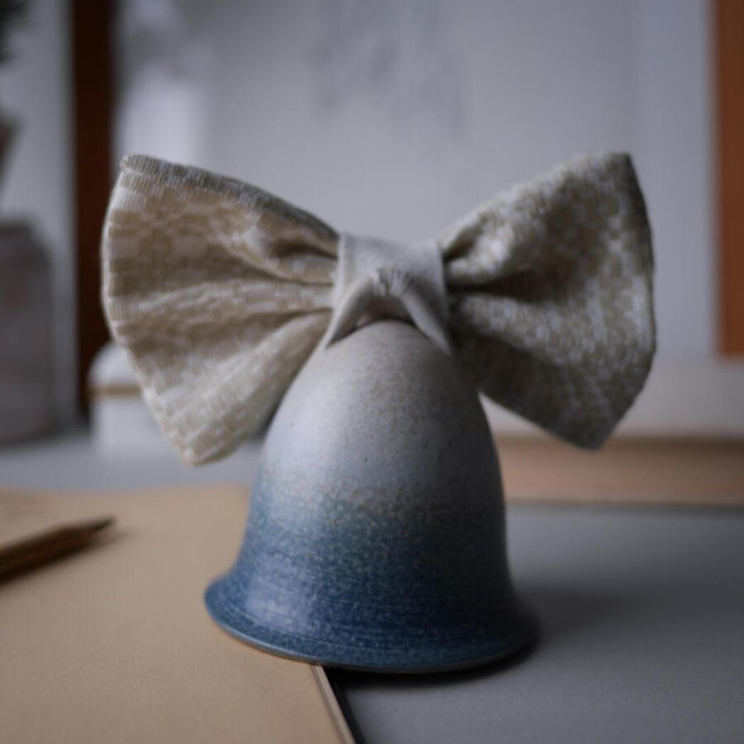 Enkel Blå Keramikklokke med Sløjfe 4