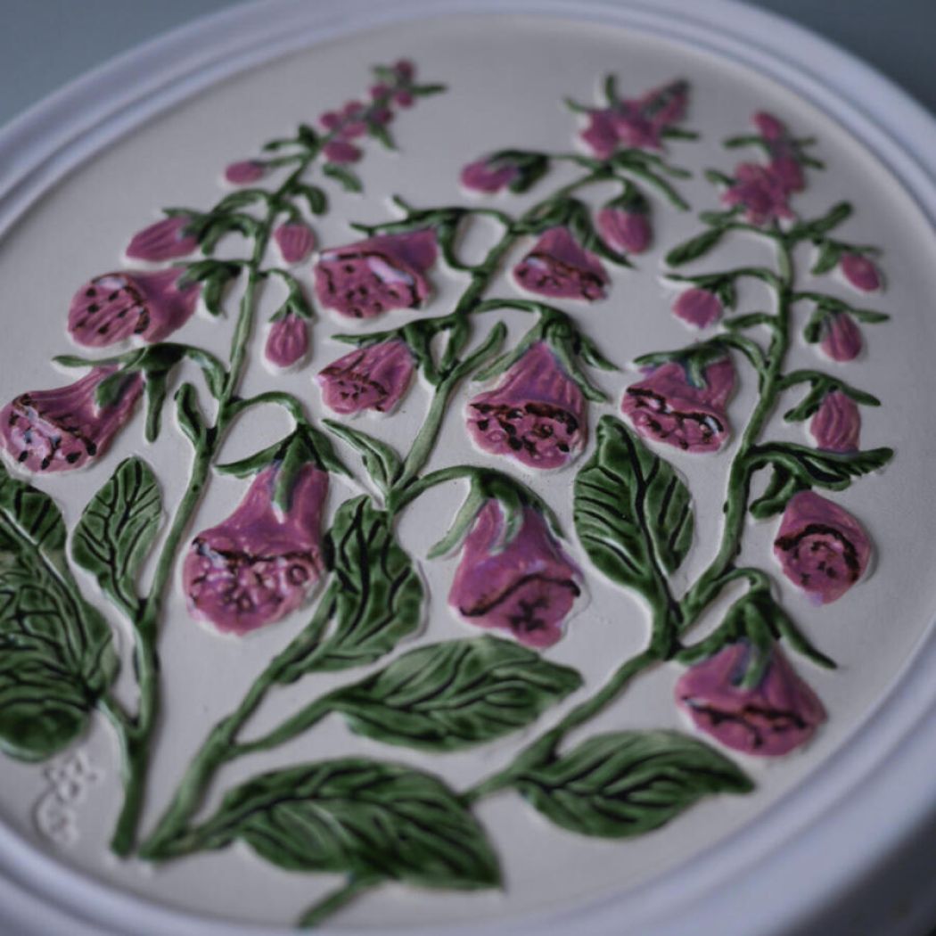 Stort Hvidt Keramikrelief med Blomster