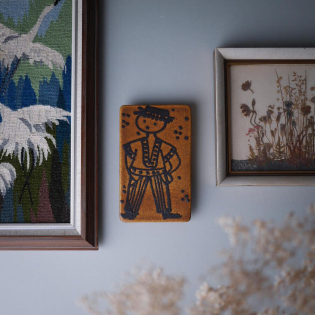 Keramikrelief med Mandefigur
