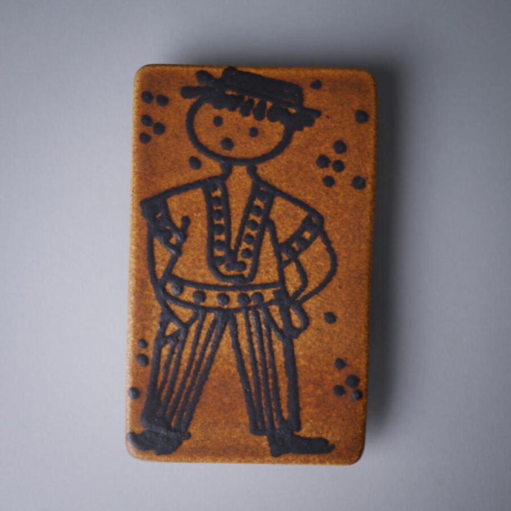 Keramikrelief med Mandefigur