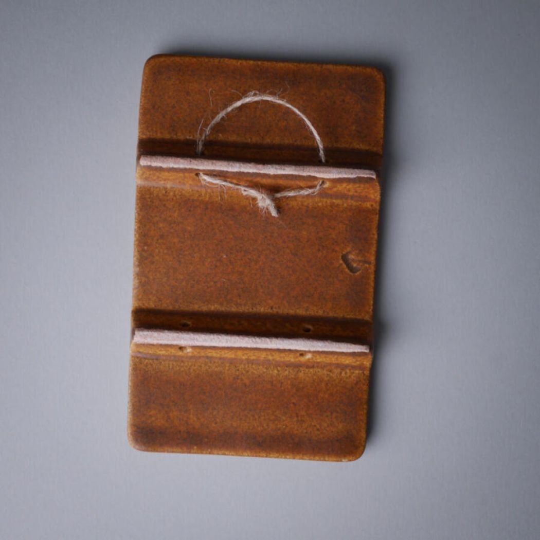 Keramikrelief med Mandefigur