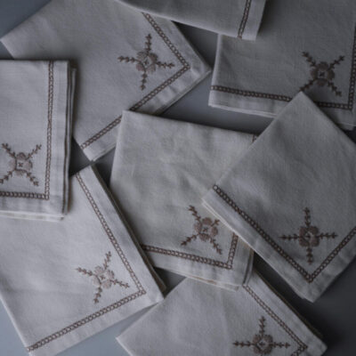Lyse Stofservietter med Broderier, 8 stk.