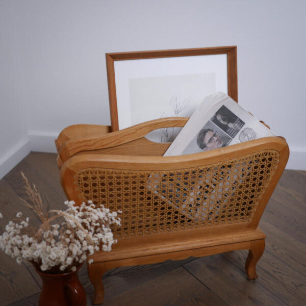 Lys Avisholder med Rattan detaljer