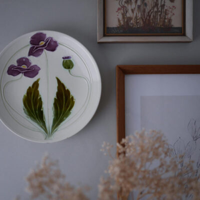Mintfarvet Platte med Lilla Blomster 60