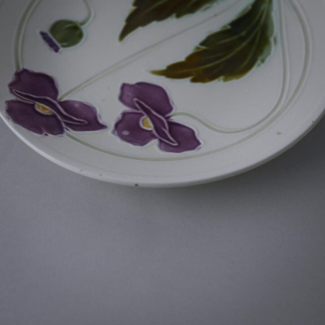 Mintfarvet Platte med Lilla Blomster 63