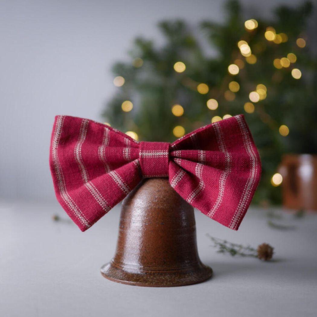 Brun Keramikklokke med Rødstribet Sløjfe