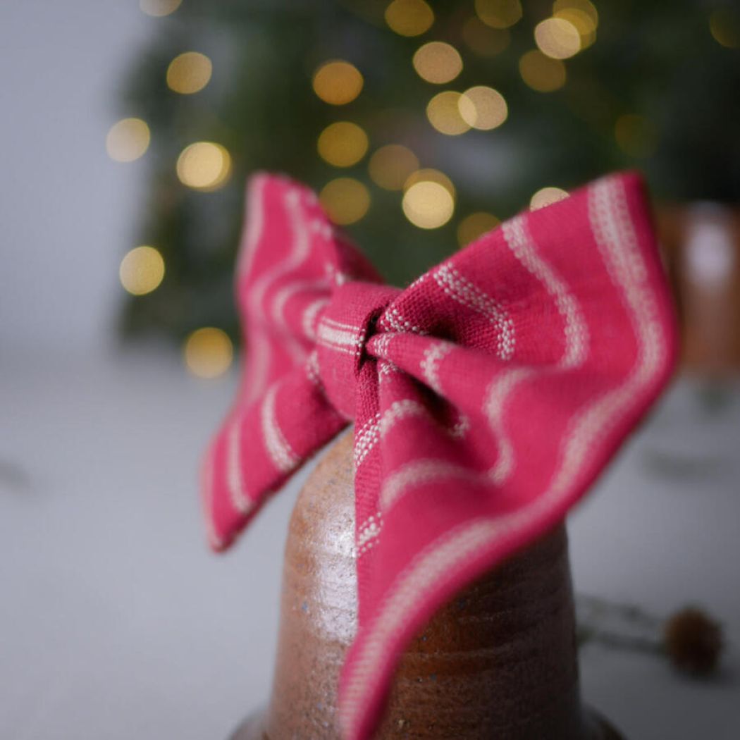 Brun Keramikklokke med Rødstribet Sløjfe 2