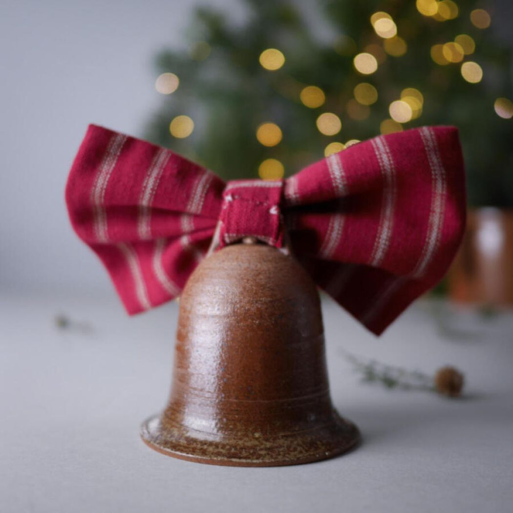 Brun Keramikklokke med Rødstribet Sløjfe 3