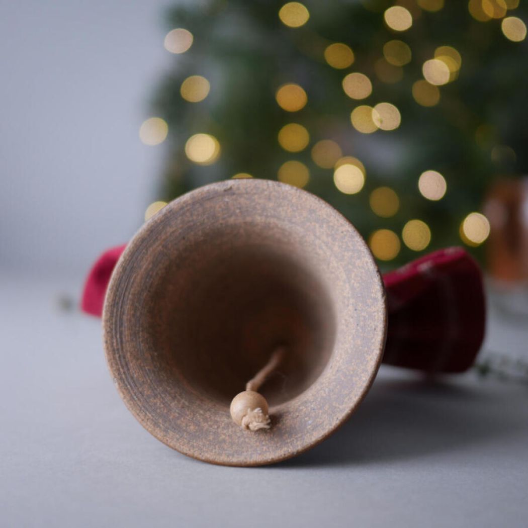 Brun Keramikklokke med Rødstribet Sløjfe 5