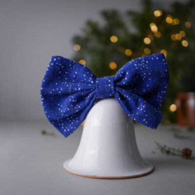 Hvid Keramik Juleklokke med Blå Sløjfe