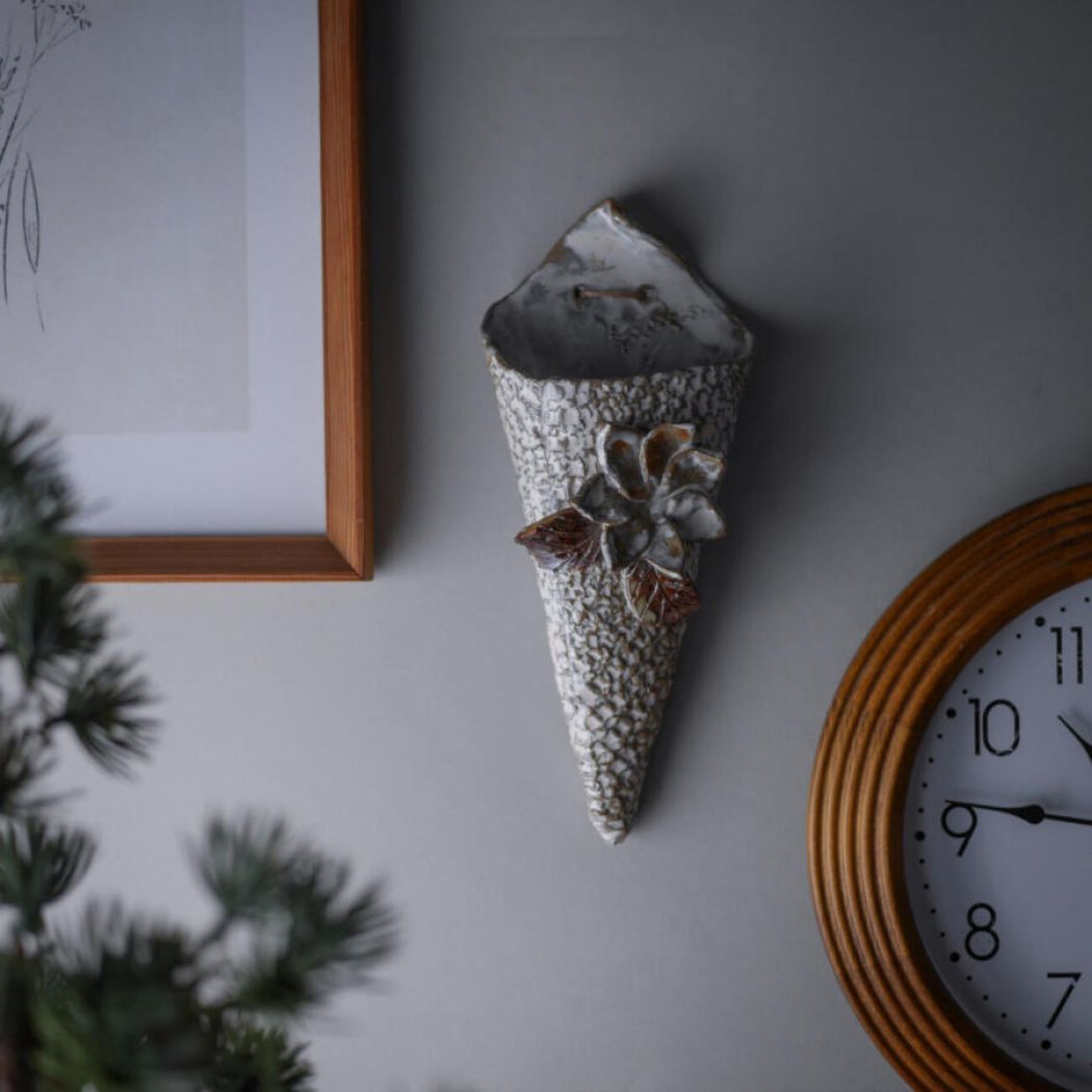 Beige Keramik Kræmmerhus med Blomst 7