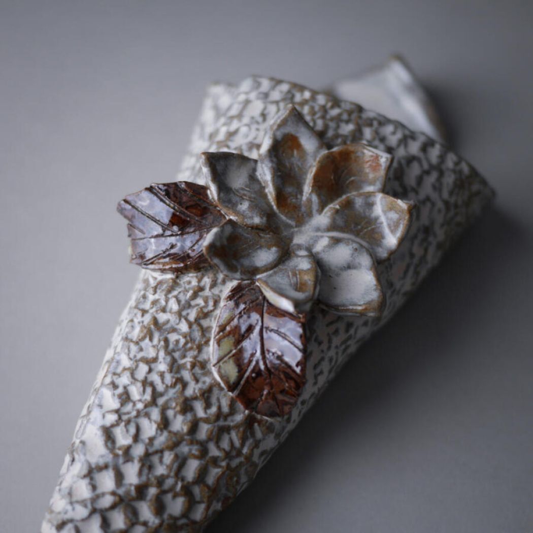 Beige Keramik Kræmmerhus med Blomst 9