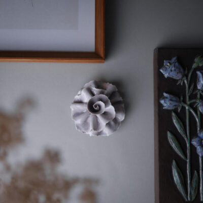 Lysegrå Blomst til Væggen