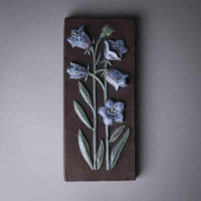 Brunt Keramikrelief med Blå Blomster